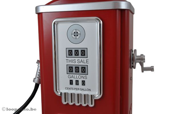 Benzine pomp met draaiknop en spuit.