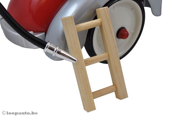 Losse ladders en een brandweerspuit.