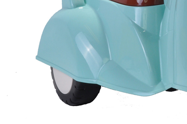 Drie wielen onder de scooter