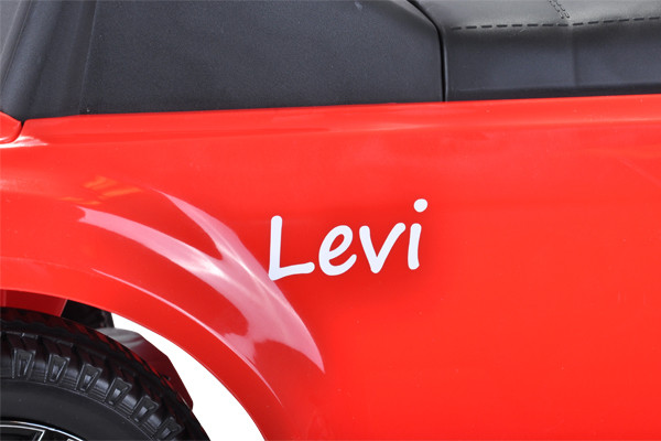 Witte naamsticker voor de rode Volkswagen T-roc.