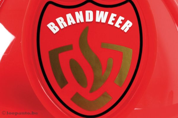 Met brandweerlogo.