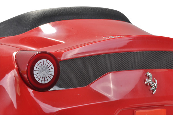 Ferrari logo op de bumper