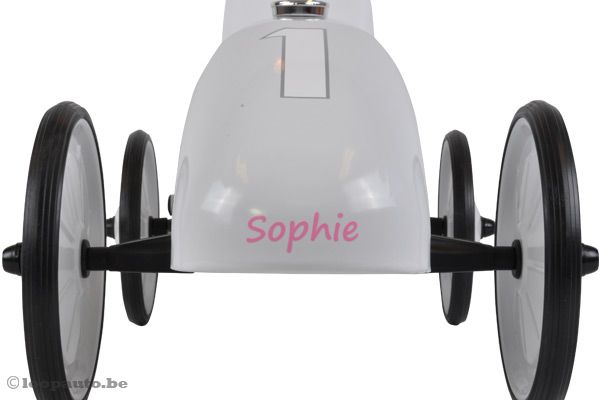 De naamsticker kan ook aan de achterkant.