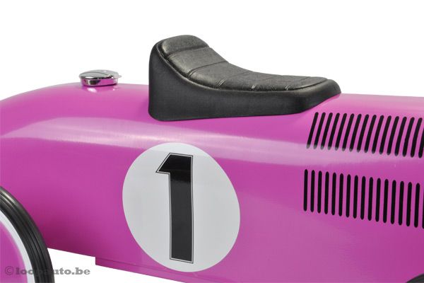 Kunststof zitting op 28 cm hoogte.