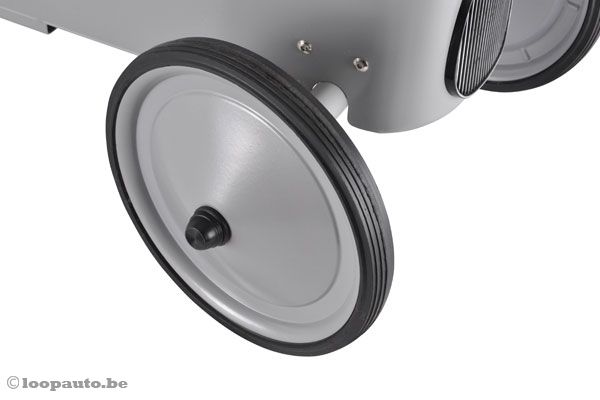 Stalen velgen, rubberen (anti-kras) banden.