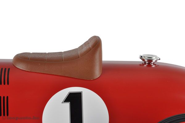 Kunststof zitting op 28 cm zithoogte.