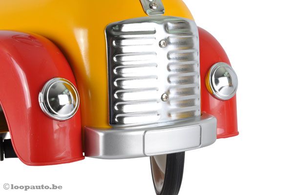 Metalen grille en blinkende koplampen.