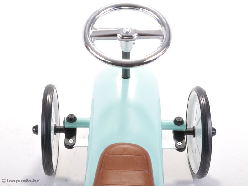 Voorzien van een metalen stuur.