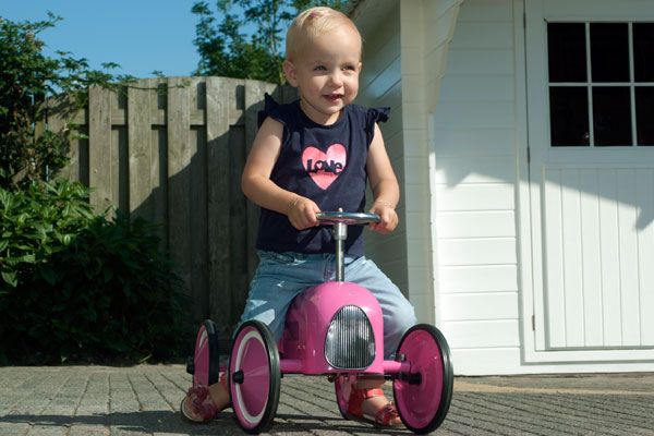 Met echt werkend stuur en kunststof zitting.