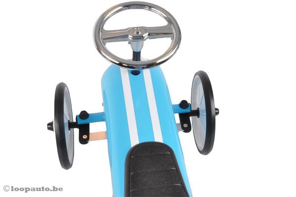 Met echt werkend stuur en kunststof zitting.