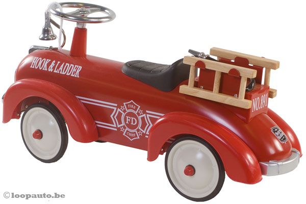 De loopauto heeft metalen wielen met kunststof banden.