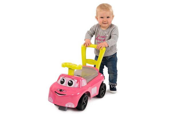 Loop eenvoudig achter de auto dankzij de handige duwstang.