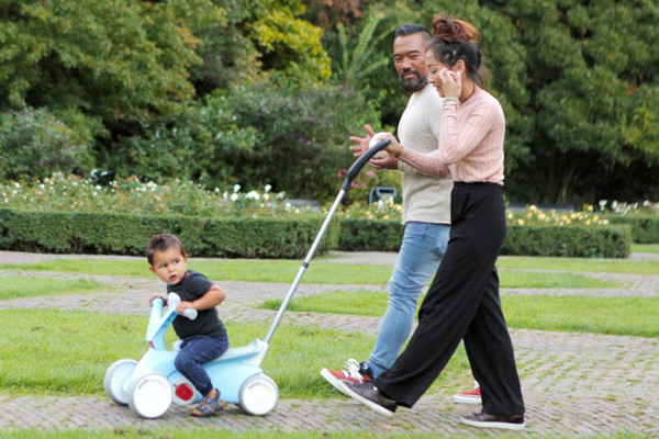 Duw de BERG GO2 voort met de duwstang.